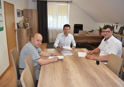 Podpisanie umowy na przebudowę drogi Wyszonki Kościelne - Kaliski